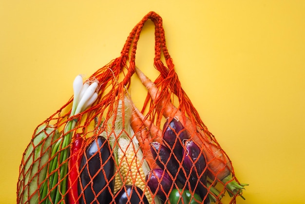 zero desperdício de legumes conceito de compras em saco de malha sem plástico