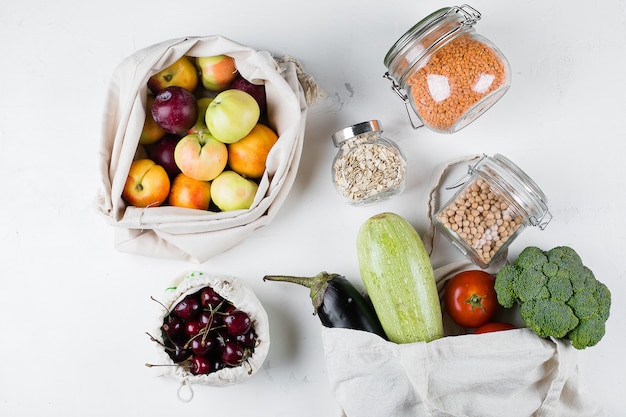 Zero waste food storage eco bag vista de cima. saco de algodão reutilizável com vegerables frescos, frutas