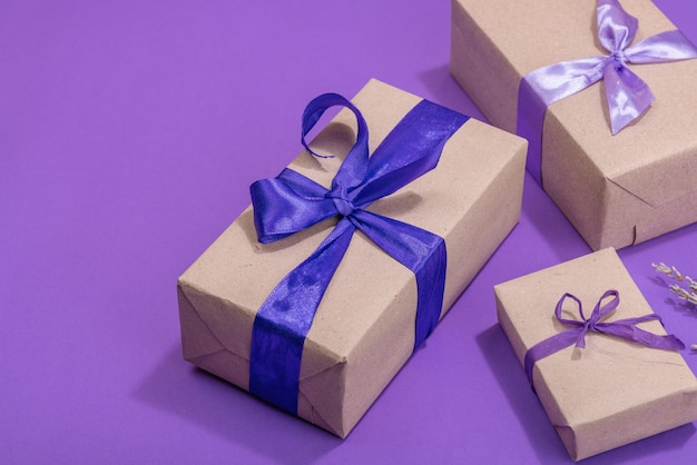Zero-Waste-Geschenkkonzept, verpackt in einer Überraschungsbox aus Bastelpapier für Jubiläumsmütter oder Valentinstag. Glückwunschkarte zum Geburtstag, lila Hintergrund, flacher Kopierraum