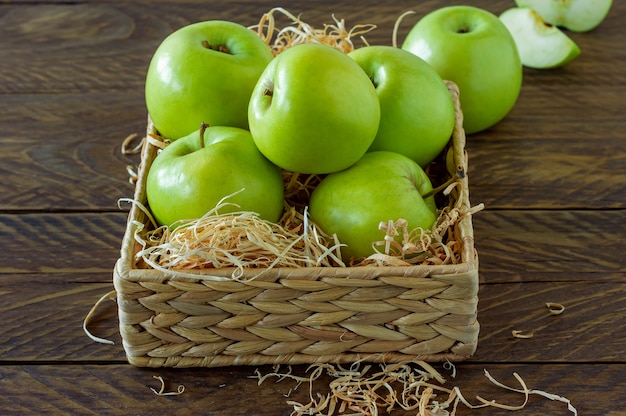 Zero-Waste-Konzept. Kein Plastikkonzept. Wasserhyazinthe-Box mit reifen grünen Äpfeln auf Holzuntergrund.