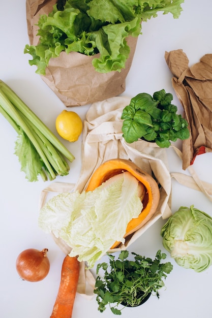 Zero-Waste-Konzept. Paketfreier Lebensmitteleinkauf. Umweltfreundliche Naturtasche mit Bio-Obst und -Gemüse. Nachhaltiges Lifestyle-Konzept. Plastikfreie Artikel. Wiederverwenden, reduzieren, verweigern.