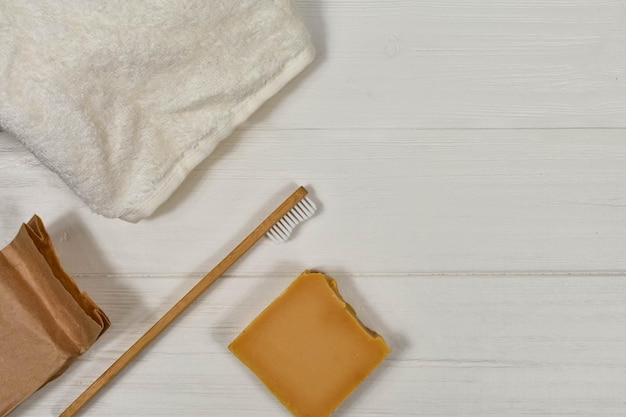Zero-Waste-Konzept Zahnbürstenhandtuch und Seife auf weißem Hintergrund Umweltfreundliche Bambuszahnbürste Blick von oben