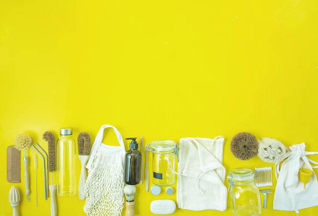 Foto zero waste lifestyle kit auf gelbem hintergrund