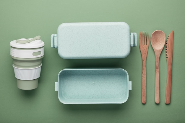 Zero Waste Lunch-Konzept. Wiederverwendbare Tasse und Schachtel, Bambusbesteck.