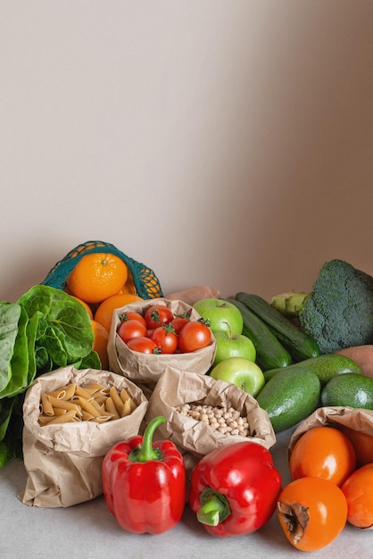 Zero Waste Packaging Verschiedenes Gemüse und Obst in Papiertüten auf dem Tisch