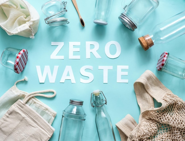 Foto zero waste paper text and eco bags glass jars