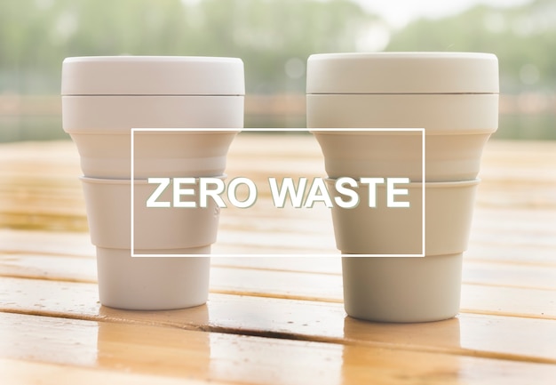 Zero Waste Text auf Foto von Öko-Mehrwegbechern auf Holz