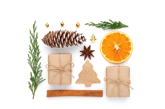 Foto zero waste weihnachtskomposition mit geschenken, tannenzweigen, zimt, zapfen, kugeln und trockenen orangen.
