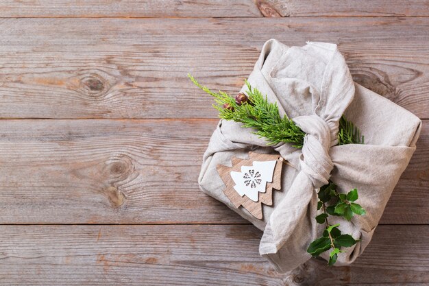 Zero Waste Weihnachtskonzept handgemachte Geschenkbox im Furoshiki-Stil