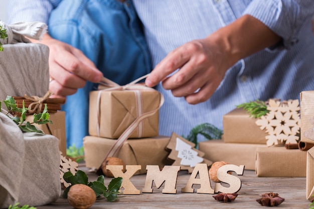 Zero Waste Weihnachtskonzept Vater und Sohn verpacken Geschenke