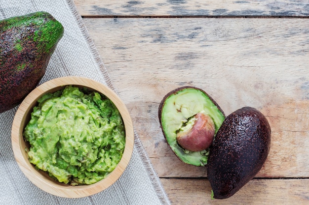 Zerriebene Avocado auf hölzernem.