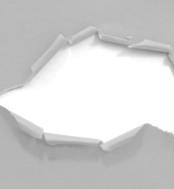 Zerrissene Papiertextur auf weißem Hintergrund mit Platz für Ihre Nachricht