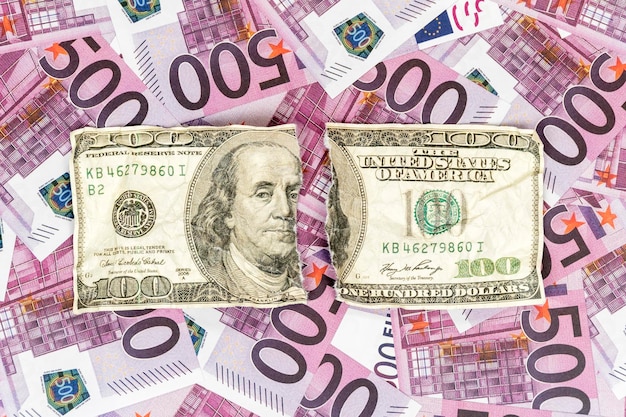 Zerrissener halber Dollarschein auf dem Geld mit einem Nennwert von fünfhundert Euro als Hintergrund