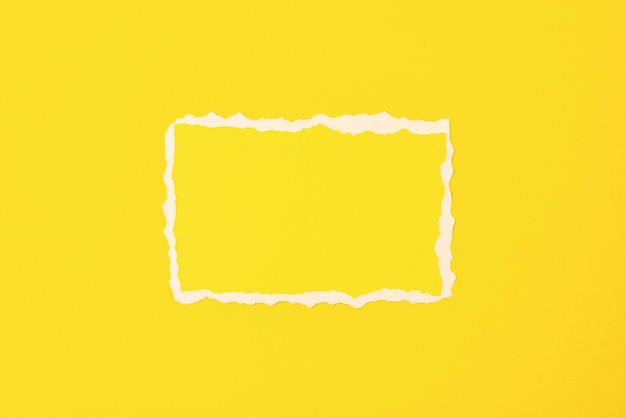 Zerrissener Papierrandrahmen auf gelbem Hintergrund