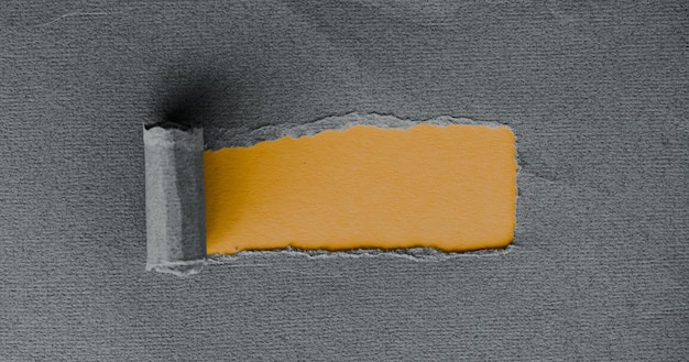Zerrissenes graues Papier auf gelbem Hintergrund Draufsicht