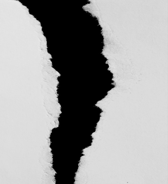 Zerrissenes Papier isoliert auf schwarzem Hintergrund leerer Platz für Text