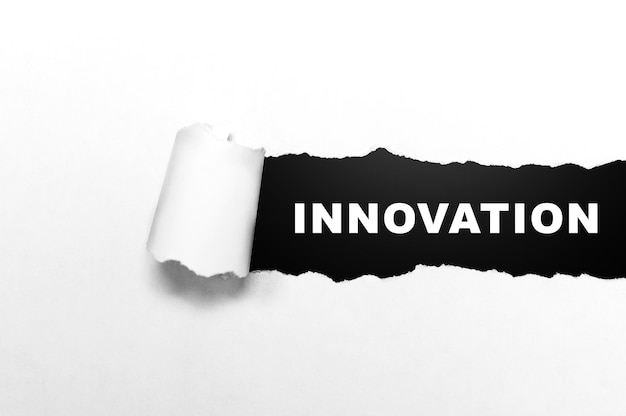 Zerrissenes Papier mit dem Innovationstext