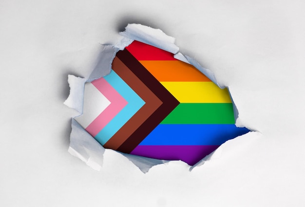 Zerrissenes Papier mit Flagge LGTBOQ Aktualisiert