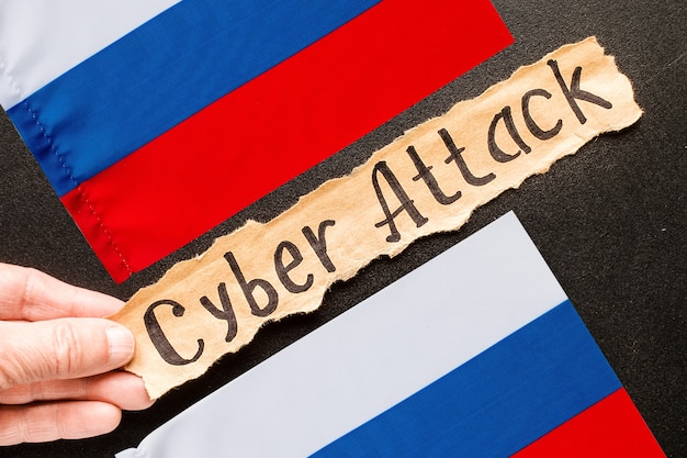 Zerrissenes Papier mit Text CYBER ATTACK