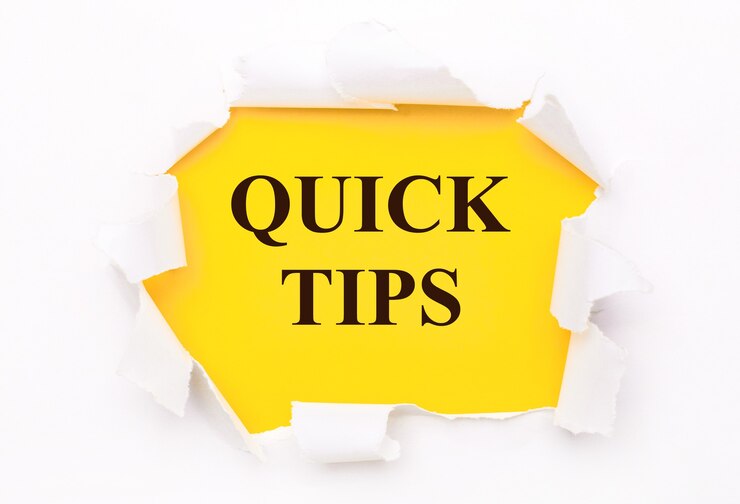 Foto zerrissenes weißes papier liegt auf einem leuchtend gelben hintergrund mit dem text quick tips