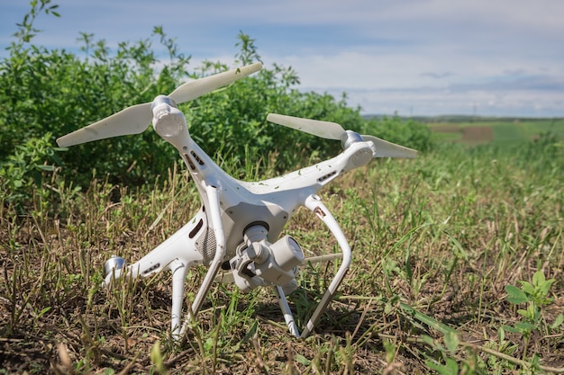 Zerschmettertes quadcopter im grünen Gras