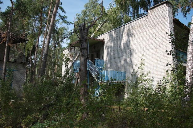 Zerstörte Backsteingebäude auf dem Territorium eines alten Kinderlagers im Sommerwald Uljanowsk