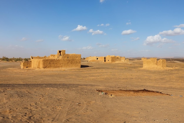 Zerstörte Berberhütten in der Sahara-Wüste Marokko