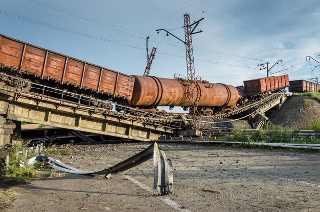 Zerstörte Brücke mit Wagen nach der Explosion Terroristen