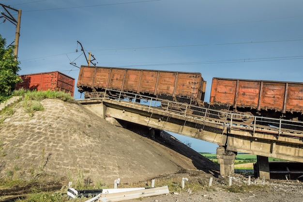 Zerstörte Brücke mit Wagen nach der Explosion Terroristen