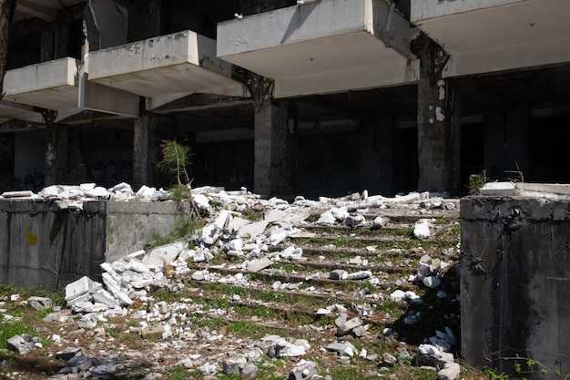 Zerstörte Gebäude wegen Altersschwäche oder Naturkatastrophen Alte Treppe