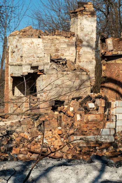 Zerstörte Häuser infolge eines Brandes in Russland Ziegel und Teile von Mauern diverse Haushaltsgegenstände zerbrochene Fenster mit Asche bedeckt liegen auf der Erdoberfläche Naturkatastrophe