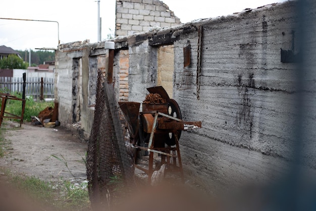 Zerstörte Häuser nach Bränden und Artillerie und Bomben während der russischen Invasion in der Ukraine