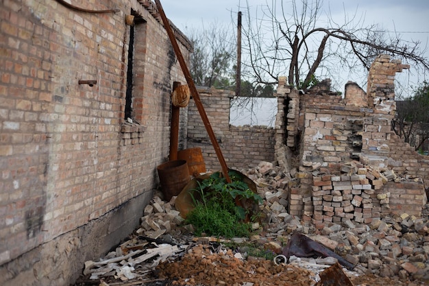 Zerstörte Häuser nach Bränden und Artillerie und Bomben während der russischen Invasion in der Ukraine