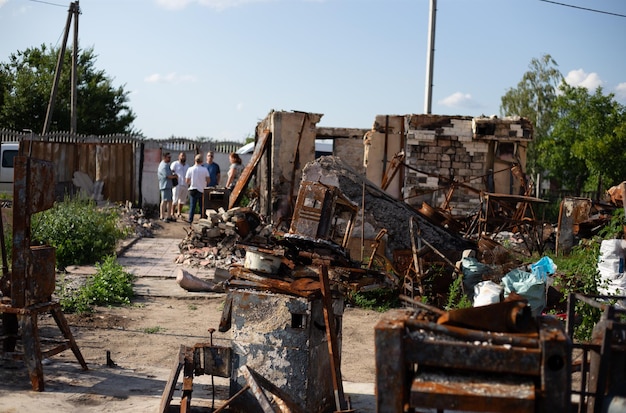 Zerstörte Häuser nach Bränden und Artillerie und Bomben während der russischen Invasion in der Ukraine