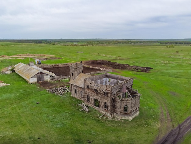 Zerstörte hölzerne Kirche Draufsicht verlassene hölzerne orthodoxe Kirche hölzerne verlassene