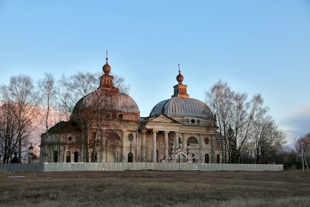 Zerstörte und verlassene christliche Kirche Antike Ruinen