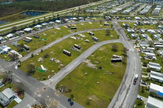 Foto zerstörte wohnwagen und wohnmobilen nach dem hurrikan in einem wohngebiet in florida folgen einer naturkatastrophe