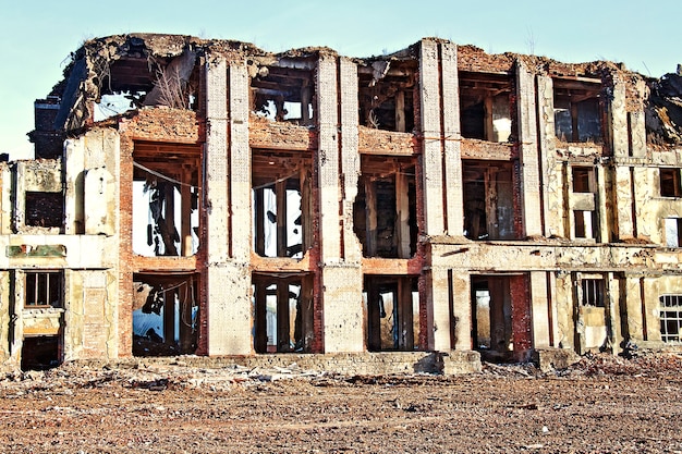 Zerstörter Altbau aus Backstein und Beton