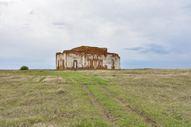 zerstörter Backsteintempel im Feld, verlassene Kirche