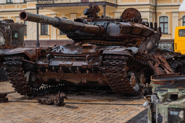Zerstörter russischer Panzer im Regen Rostige kaputte militärische Ausrüstung im Regen