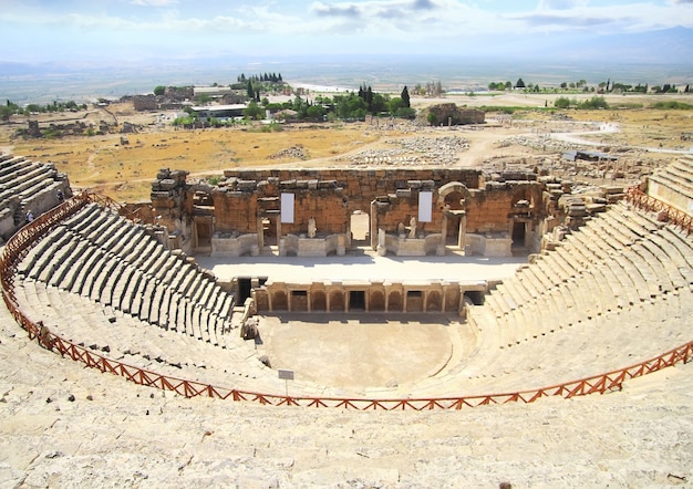 Zerstörtes Amphitheater in den Bergen der Türkei. Pamukkale