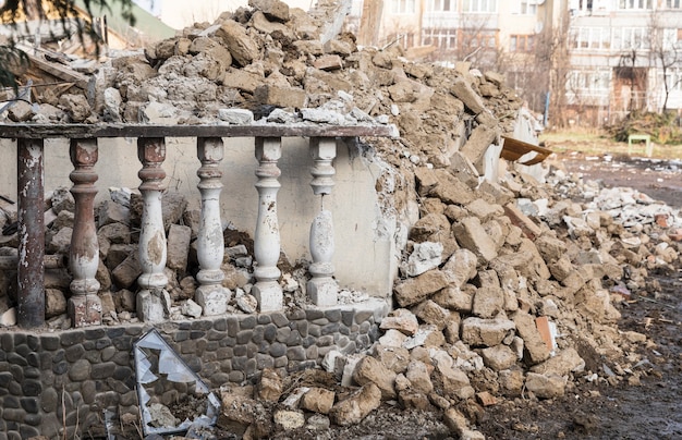 Zerstörtes Haus. Abriss eines Gebäudes. Abriss eines alten baufälligen Gebäudes vor dem Bau eines neuen an der gleichen Stelle. Altes zerstörtes verlassenes Gebäude.