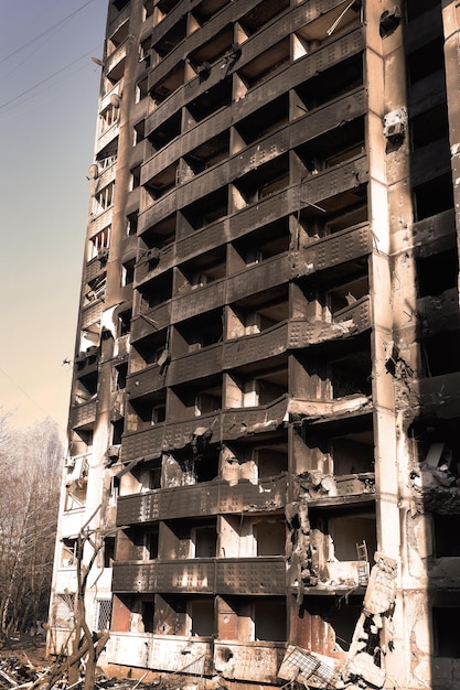 Zerstörtes Hochhaus mit Menschen in Charkow nach Beschuss durch russische Truppen