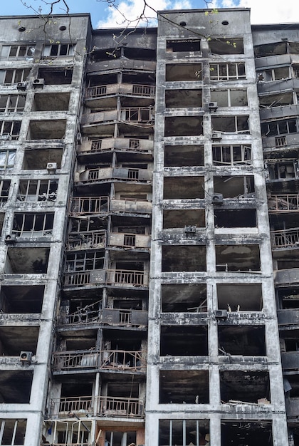 Zerstörtes und verbranntes mehrstöckiges Wohngebäude