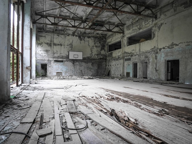 Zerstörtes und verlassenes Fitnessstudio, aufgenommen in der Zone um Tschernobyl