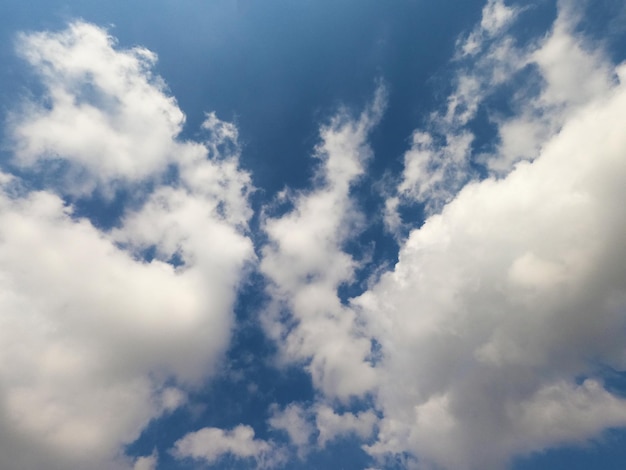 Zerstreute Wolkencluster in einem blauen Himmel Hintergrund des blauen Himmels mit weißen Wolken