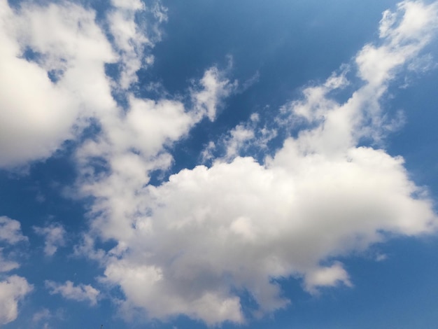 Zerstreute Wolkencluster in einem blauen Himmel Hintergrund des blauen Himmels mit weißen Wolken