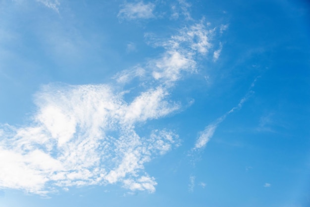 Zerstreute Wolkencluster in einem blauen Himmel Hintergrund des blauen Himmels mit weißen Wolken