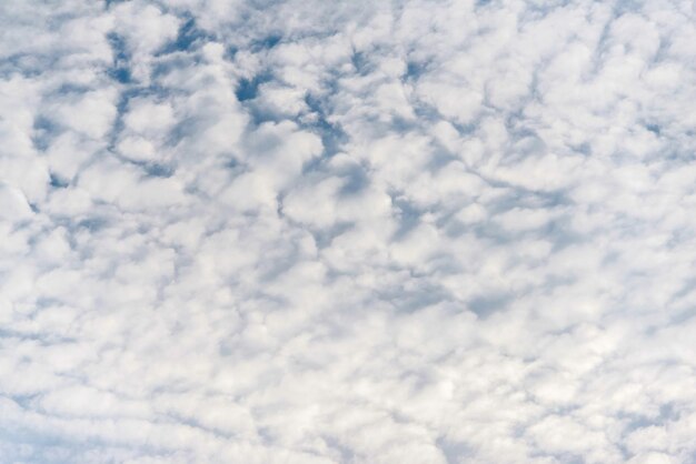 Foto zerstreute wolkencluster in einem blauen himmel hintergrund des blauen himmels mit weißen wolken