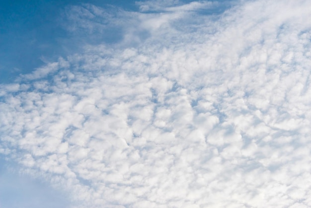 Zerstreute Wolkencluster in einem blauen Himmel Hintergrund des blauen Himmels mit weißen Wolken